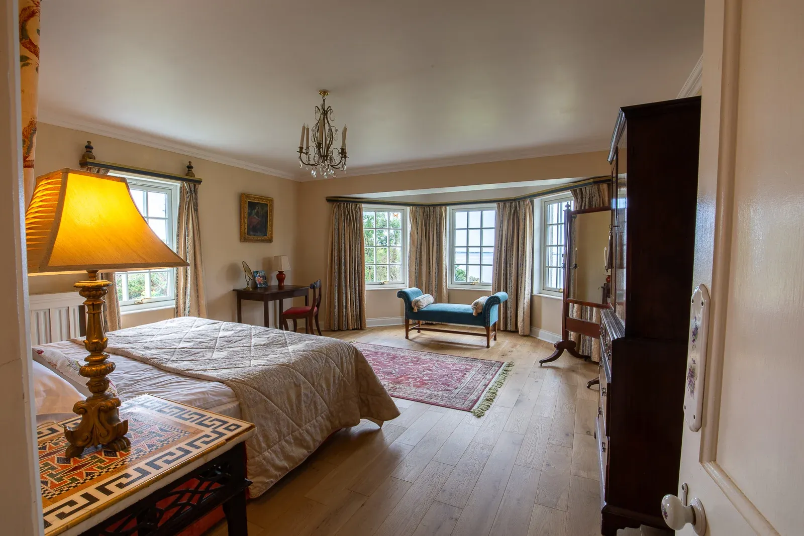Bedroom 1 with twin beds or one queen-size bed