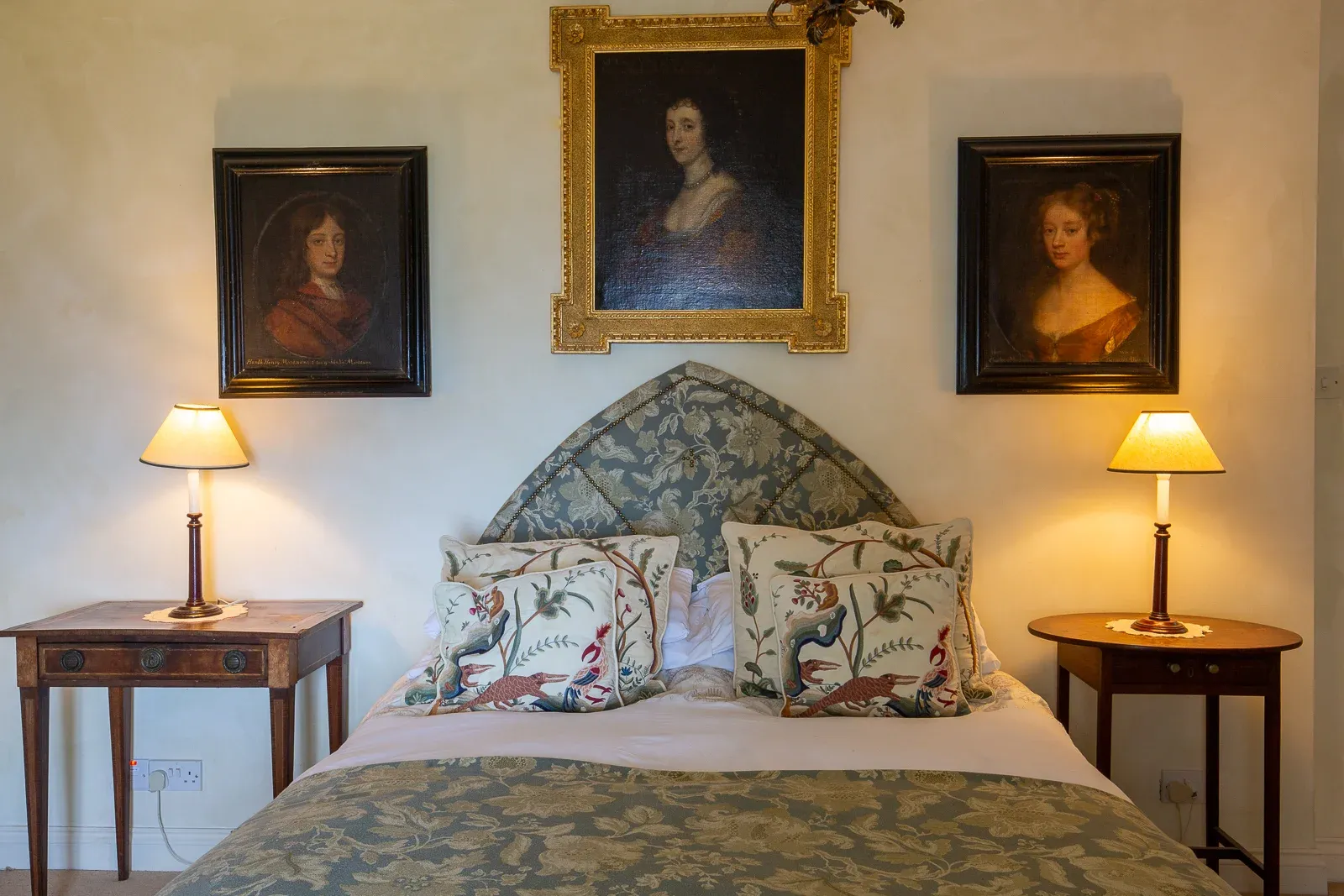 Bedroom four with king size bed and sea view