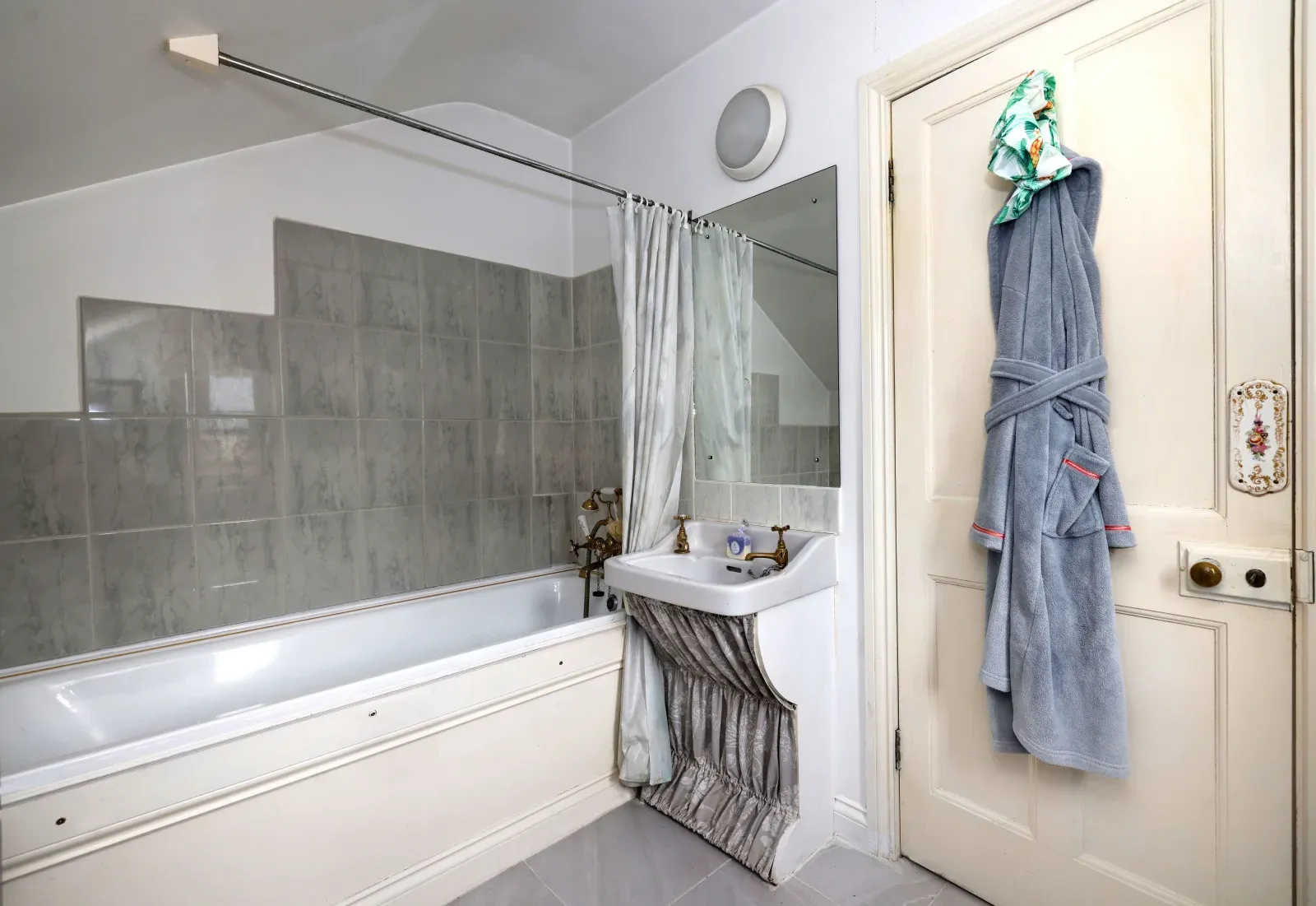 En suite bathroom for bedroom five